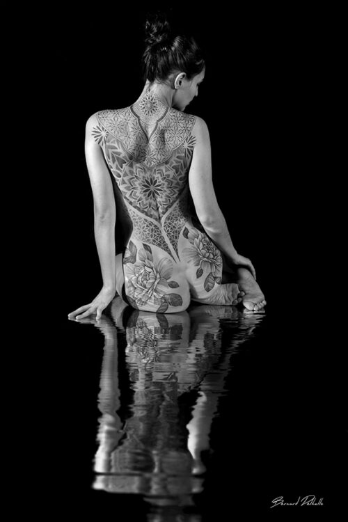 Nue et tatouée