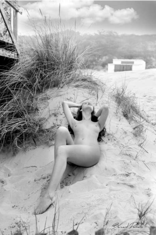 Nue sur les dunes