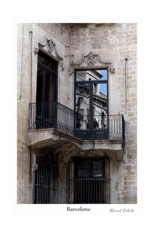 Ici, la lumière ne se contente pas d’éclairer : elle chauffe, elle colore, elle trace des ombres nettes sur les murs ocre et les trottoirs brûlants. Les façades parlent catalan, les ruelles sentent le linge propre, le café serré et les révoltes passées. À Barcelone, chaque rue est un décor, chaque balcon une scène. La ville avance vite, mais elle garde ses racines visibles. Et sous le bleu saturé du ciel, tout semble vivre plus fort — même les pierres.